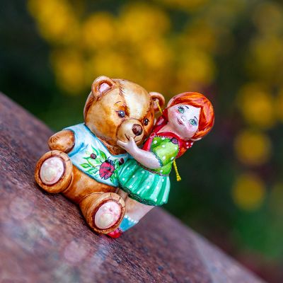 Елочные игрушки Девочка с большим медвежонком