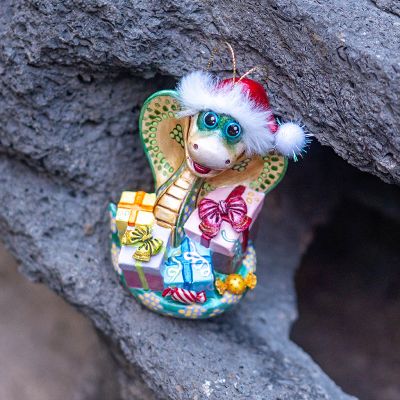 Елочная игрушка Кобра с подарками