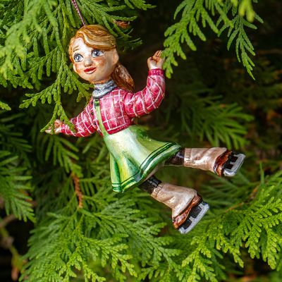 Елочная игрушка Девочка на коньках в клетчатом
