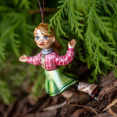 Елочная игрушка Девочка на коньках в клетчатом