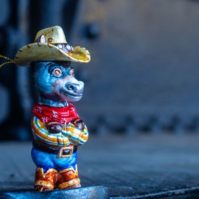 Елочная игрушка ослик на диком западе