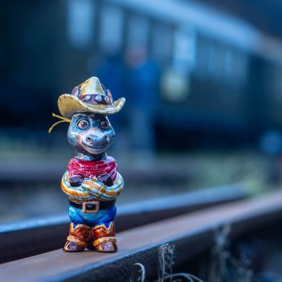 Елочная игрушка ослик на диком западе