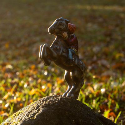 Елочная игрушка мальчик на коне верхом