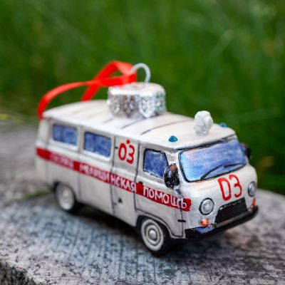 Елочная игрушка Скорая помощь машинка