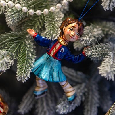 Елочная игрушка Девочка на коньках в синем