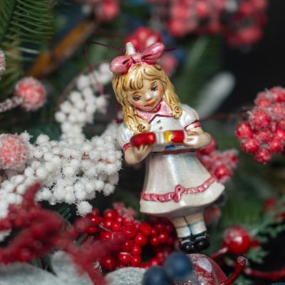 Елочная игрушка Мари в белом с Щелкунчиком