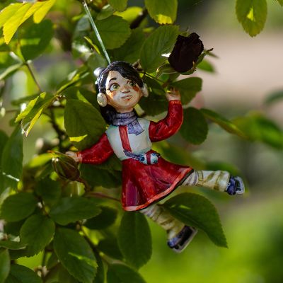 Елочная игрушка Девочка на коньках в красном