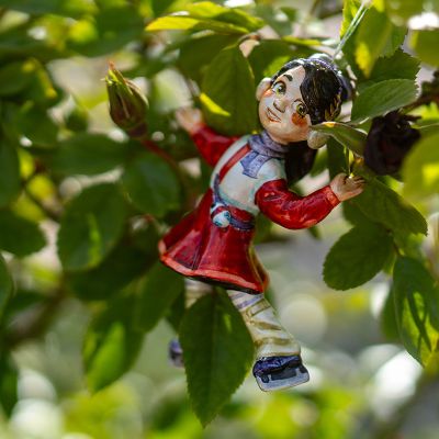 Елочная игрушка Девочка на коньках в красном