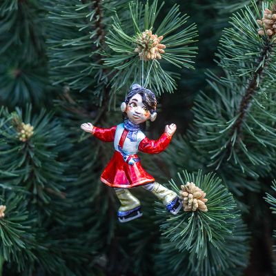 Елочная игрушка Девочка на коньках в красном