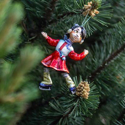 Елочная игрушка Девочка на коньках в красном