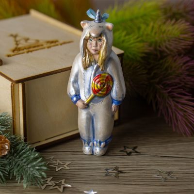 Елочная игрушка девочка в костюме единорога белая